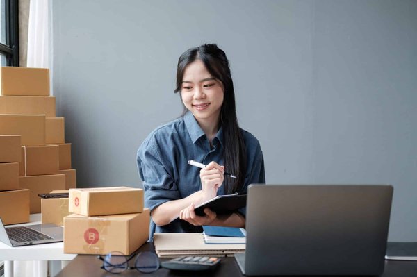 Comment fonctionnent les grossistes en ligne et quel rôle jouent-ils dans l'e-commerce ?
